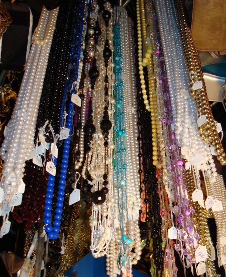 20s_long_pearl_necklaces.jpg