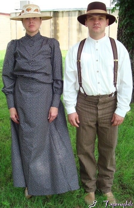 Pioneer Couple, Laura Ingalls Costumes, Little House on The Prairie Costume, Laura Ingalls, Laura Ingalls Costumes, Little House on The Prairie Costume, Laura Ingalls